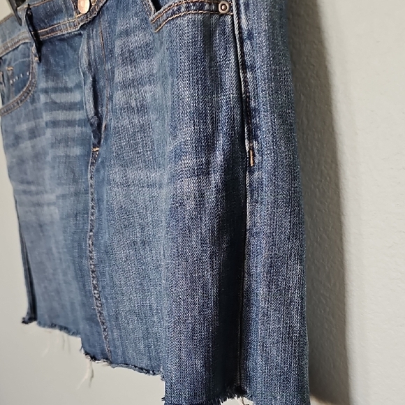 Old Navy Denim Mini Skirt with Frayed Hem Cut Off and Stretch Fabric Size 16 - Picture 5 of 9
